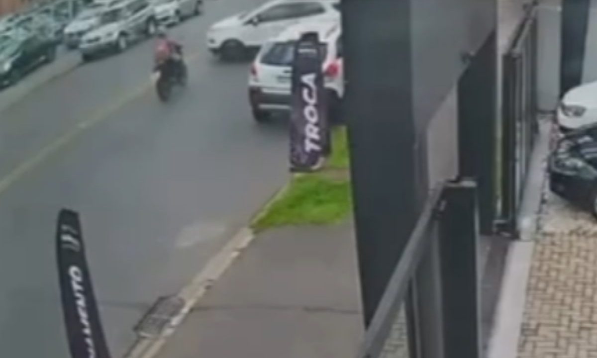 Vídeo mostra motociclista grávida em acidente no Xaxim, em Curitiba.