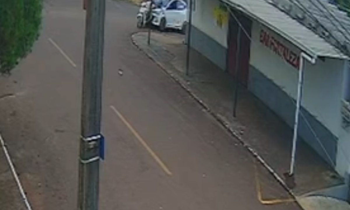 Frame de câmera de segurança mostra momento em que motociclista é atingido por carro branco em alta velocidade e tem pé amputado