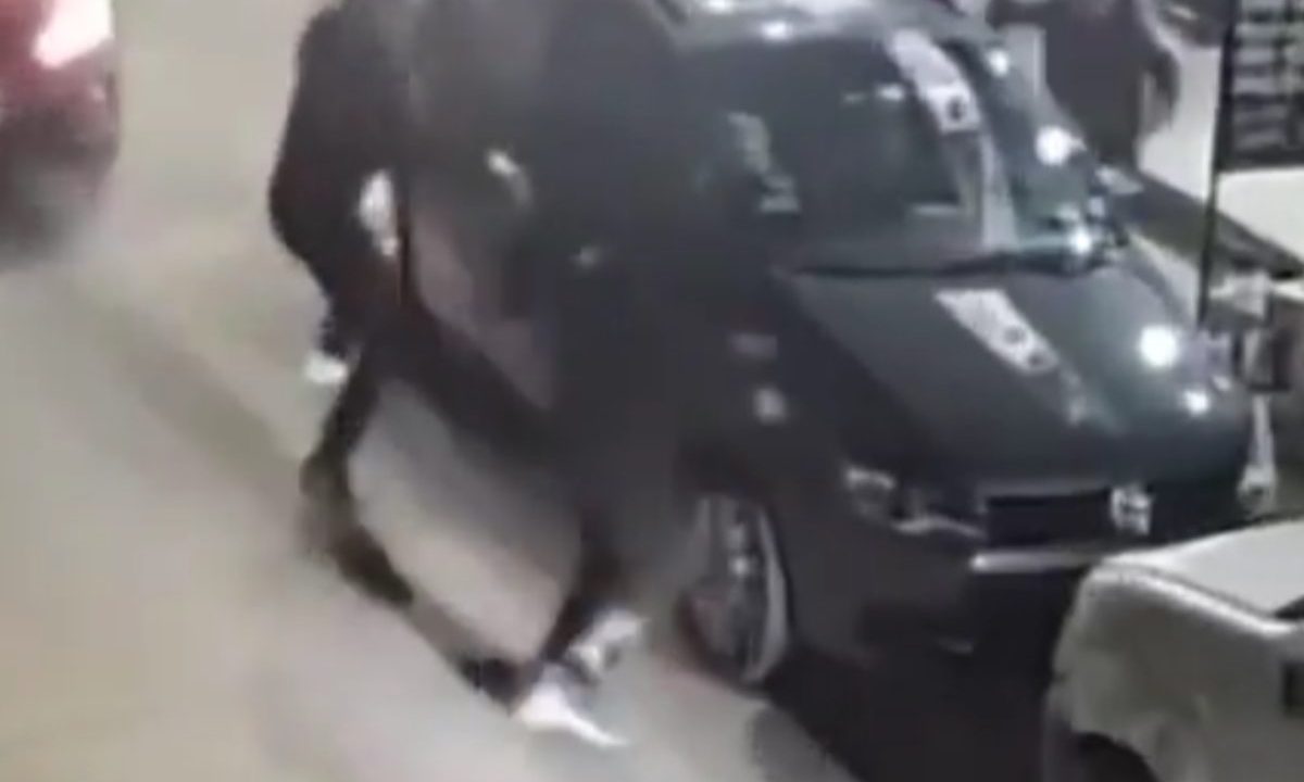 Imagem mostra motorista que atropela assaltante para impedir crime.