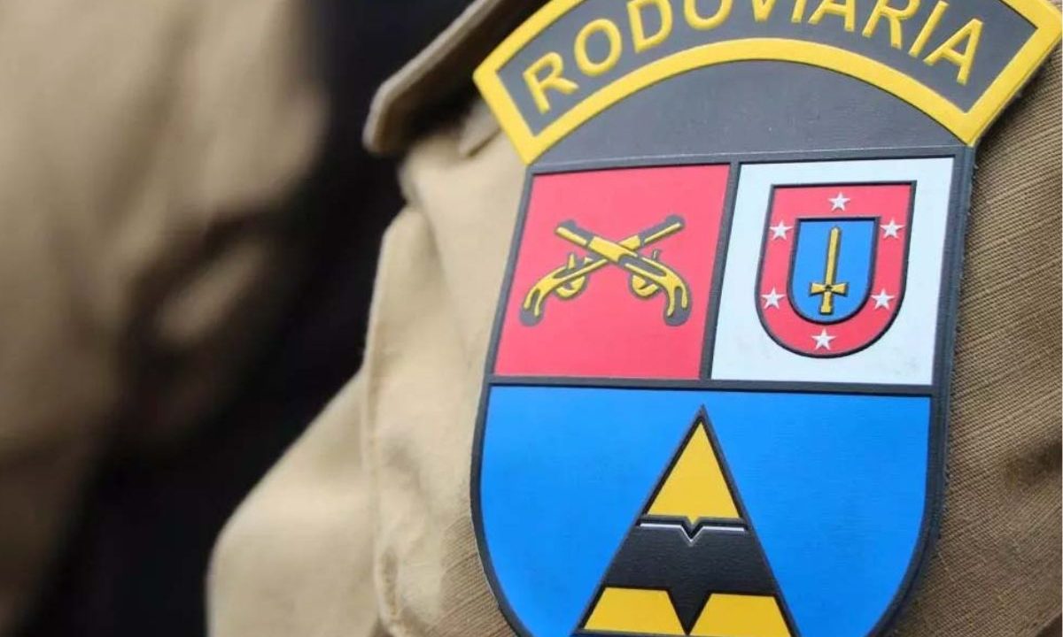 Policial rodoviário estadual em atendimento de ocorrência na rodovia PR-445, no Paraná. Motorista foi atropelado pelo próprio guincho.