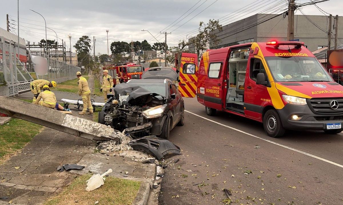 foto do carro destruído após o motorista perder o controle e bater contra poste em curitiba