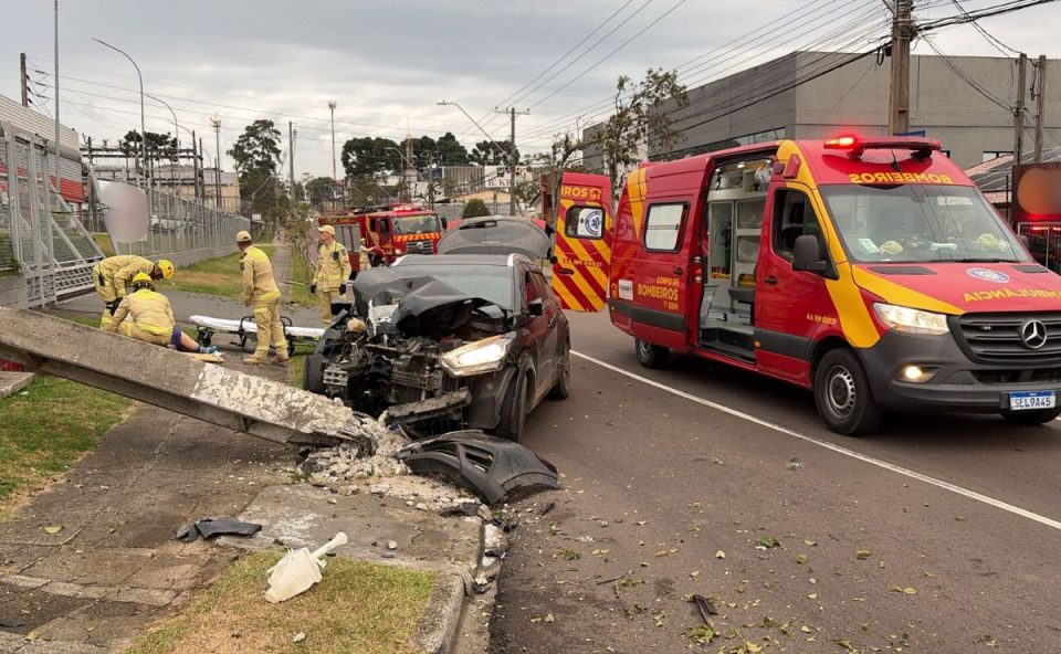 foto do carro destruído após o motorista perder o controle e bater contra poste em curitiba