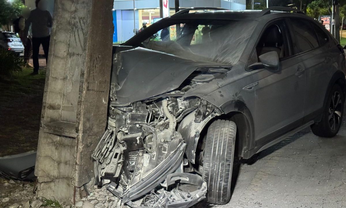 foto do carro que motorista bateu no poste em curitiba