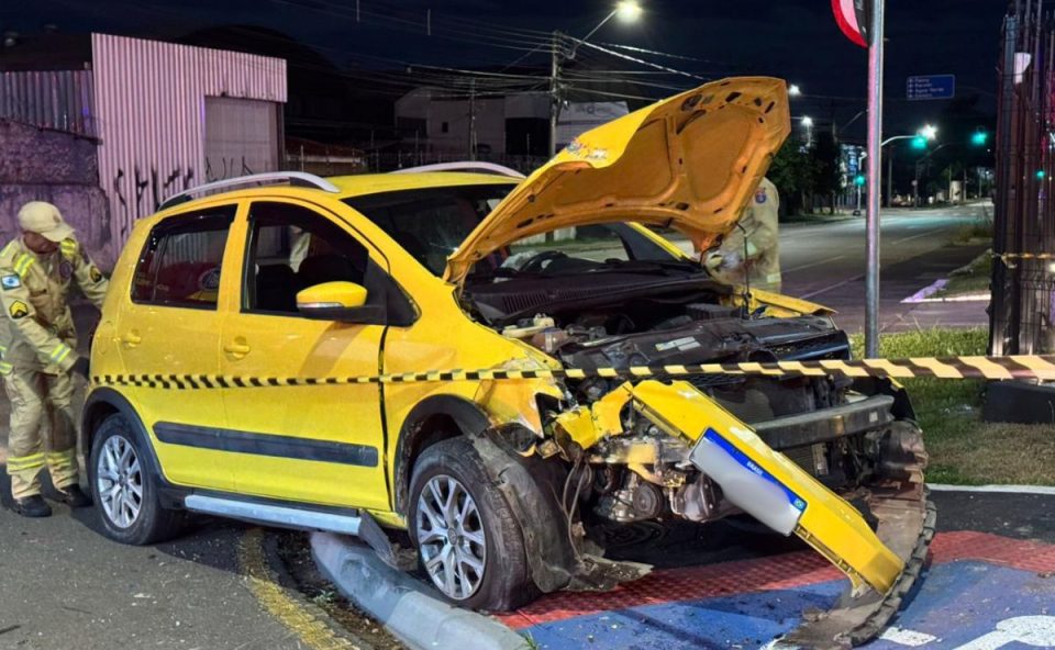 foto do carro após o motorista bater contra o poste em Curitiba 