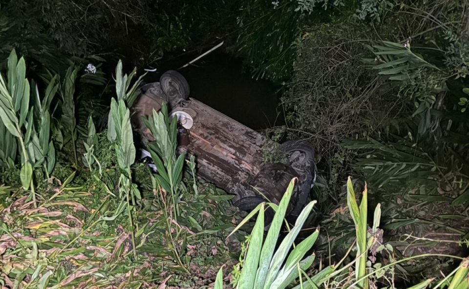 foto do carro da motorista que perdeu o controle e caiu dentro do córrego na BR-277