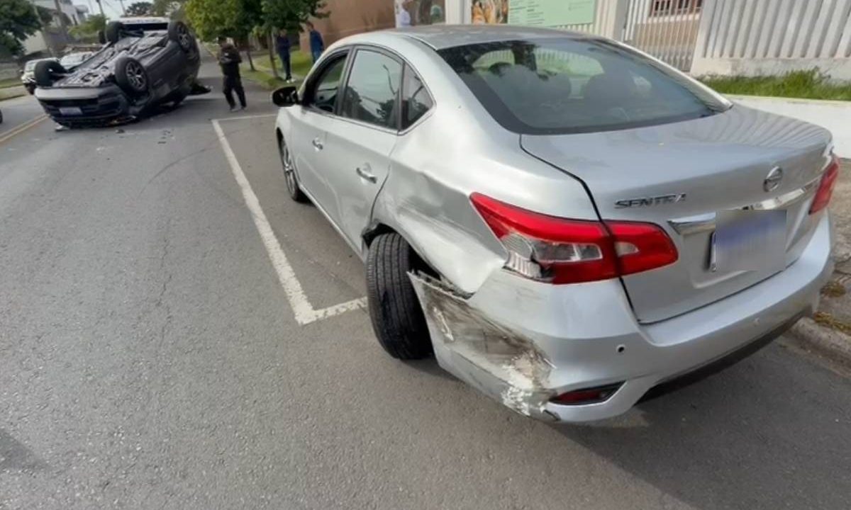 Foto mostra caminhonete capotada após acidente