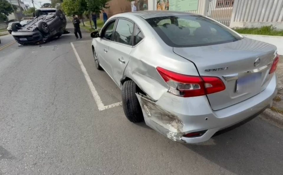 Foto mostra caminhonete capotada após acidente