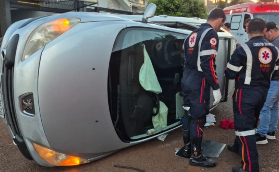 Carro capotado em rua em Maringá
