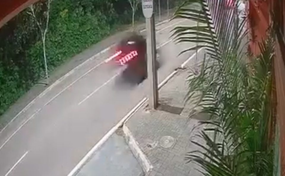 Frame de vídeo mostra carro em alta velocidade antes de motorista atingir poste, destruir ponto de ônibus e abandonar carro em Araucária
