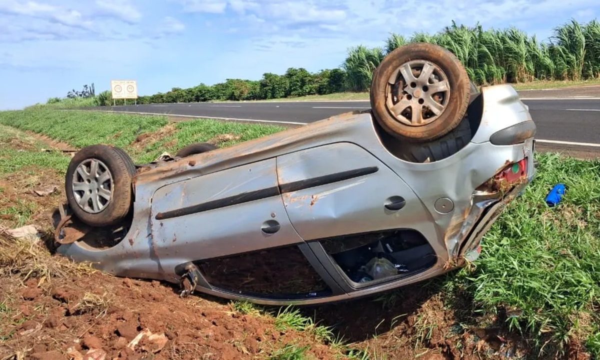 Carro com várias partes danificadas após capotar na BR-376, no sentido Apucarana, no norte do Paraná.
