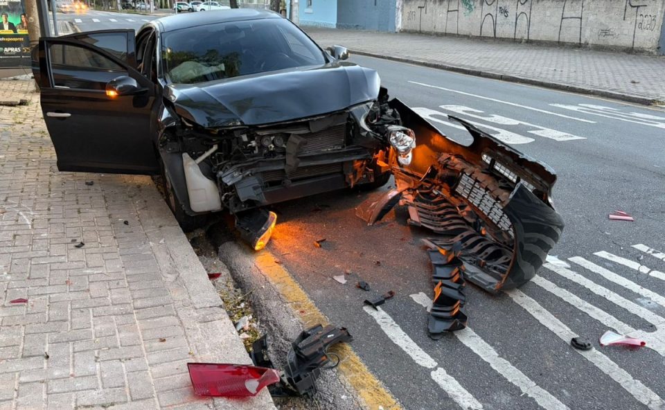 Parte da frente de um carro completamente destruída depois de um homem ser atropelado no Centro de Curitiba.