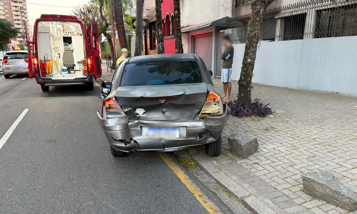 Parte traseira de um carro danificada após homem ser atropelado no Centro de Curitiba.