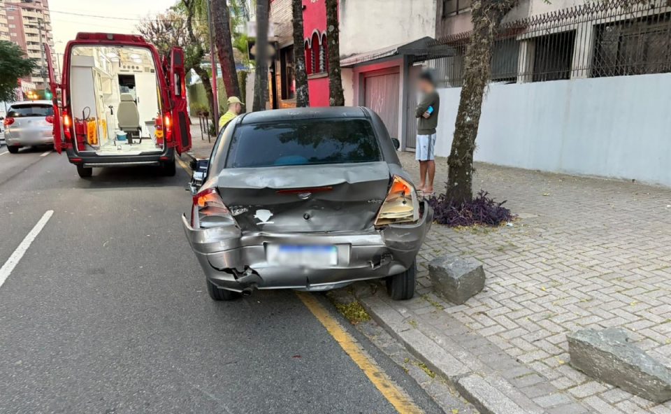Parte traseira de um carro danificada após homem ser atropelado no Centro de Curitiba.
