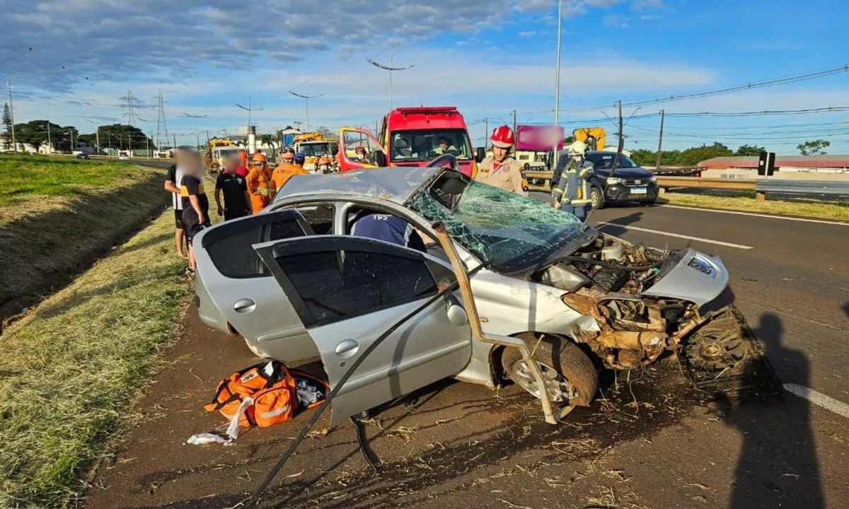 Carro completamente destruído depois de acidente na BR-369 que deixou o motorista ferido.