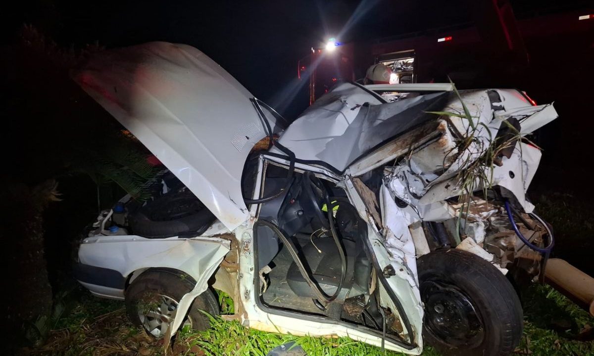 Carro destruído após acidente na PR-317; motorista envolvida fugiu do local