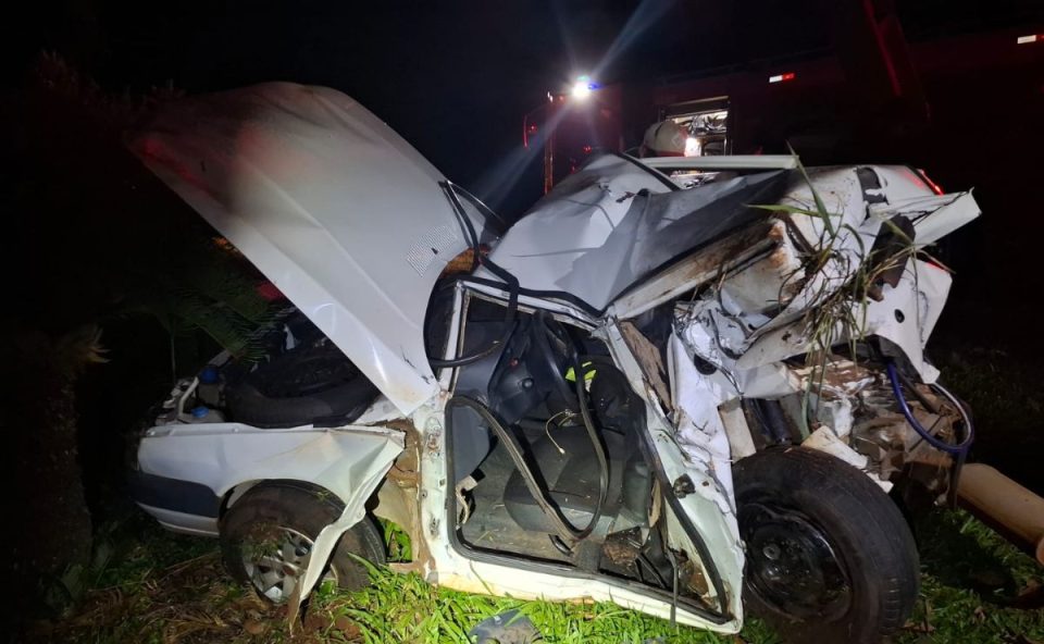 Carro destruído após acidente na PR-317; motorista envolvida fugiu do local