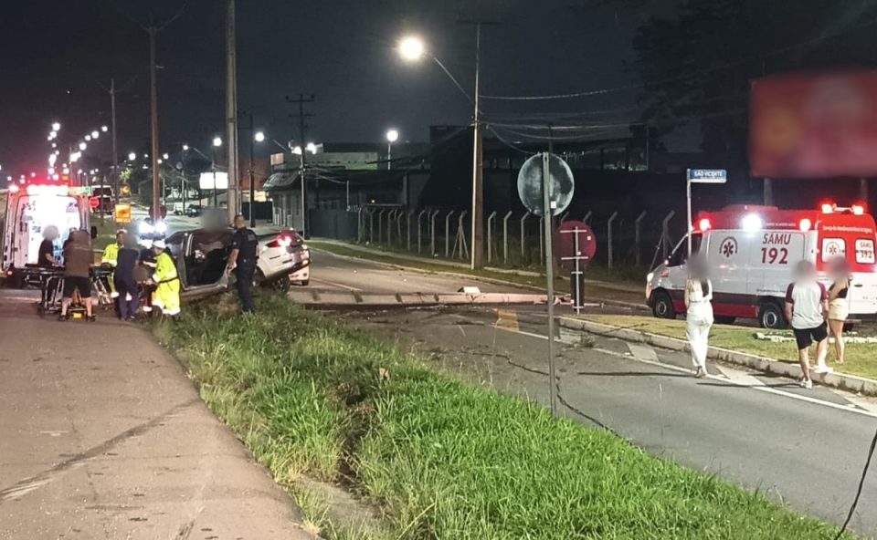 Foto tirada à noite mostra socorro à motorista que bateu contra poste em Araucária e morreu logo após dar entrada em hospital de Curitiba.