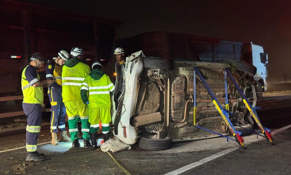 foto do carro capotado onde o motorista morreu em acidente no Contorno Leste