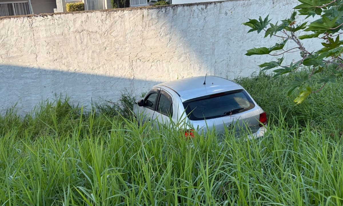 Carro perto de um muro depois de cair em um terreno baldio no Bairro Alto, em Curitiba.
