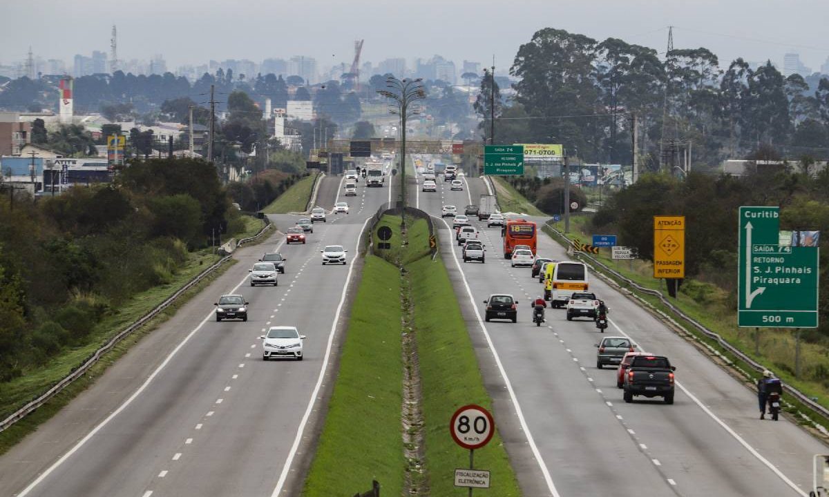 Foto mostra movimento nas estradas do Paraná