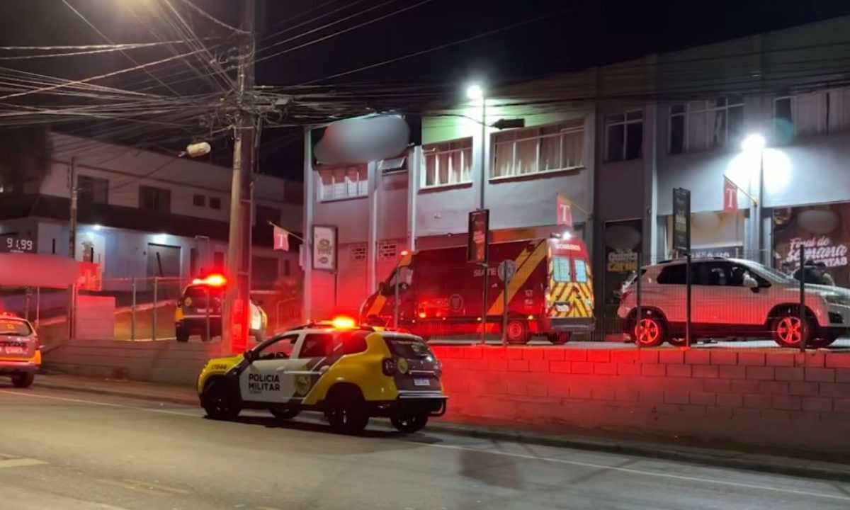 local onde a mulher foi agredida durante a tentativa de assalto. na imagem aparece viaturas da polícia e ambulância do corpo de bombeiros