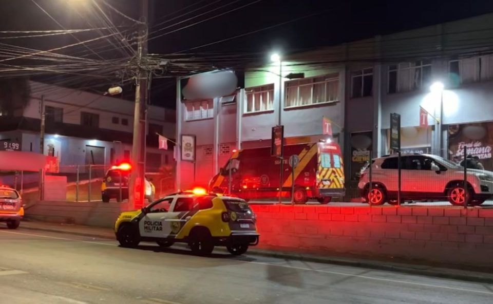local onde a mulher  foi agredida durante a tentativa de assalto. na imagem aparece viaturas da polícia e ambulância do corpo de bombeiros 