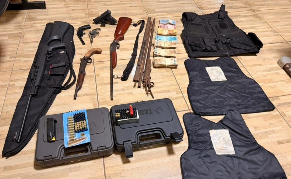 mulher-agredida-companheiro-policia-descobre-armas-casa