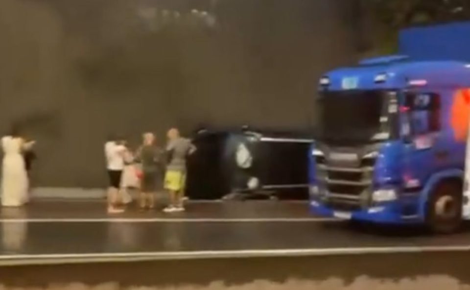 Carro tombado com pessoas em volta na BR-376