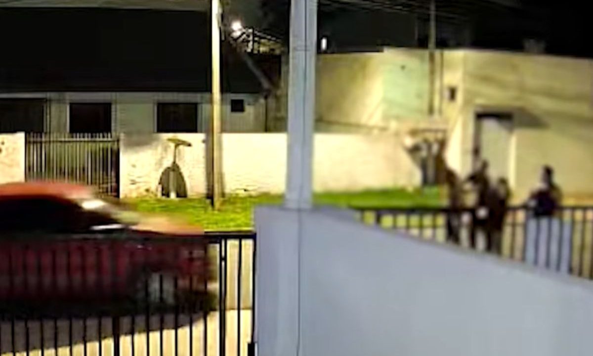 Momento em que homem acelera carro e mulher é atropelada pelo ex-marido