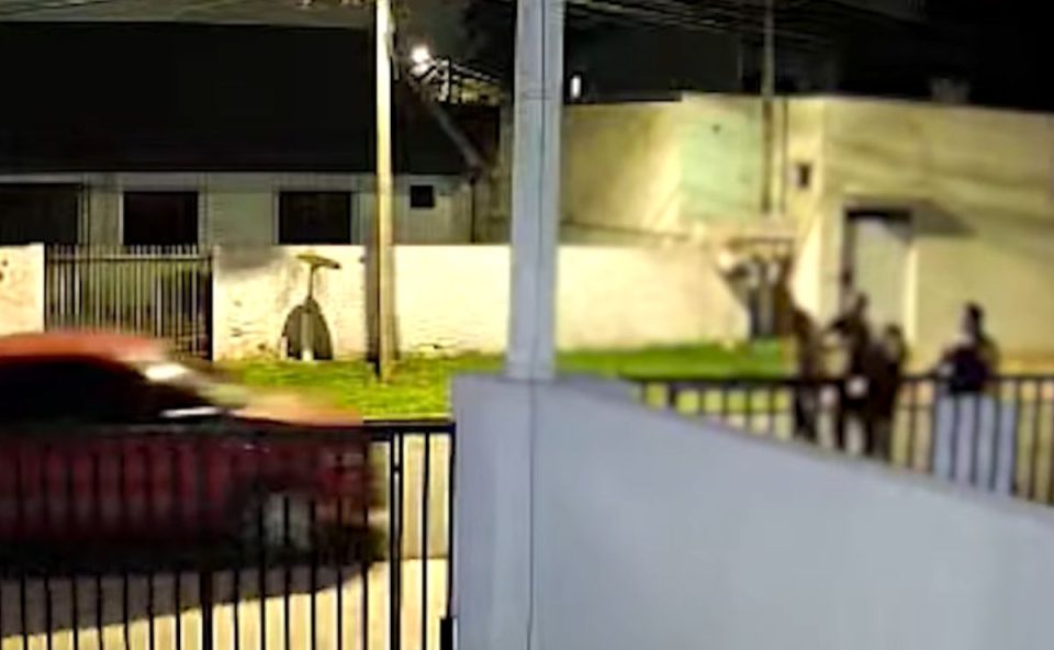 Momento em que homem acelera carro e mulher é atropelada pelo ex-marido