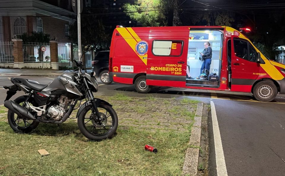 Local em que mulher foi atropelada no Rebouças com moto envolvida e viatura do Siate durante atendimento