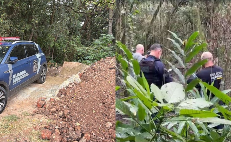 Uma montagem de duas fotos mostrando o local onde uma mulher foi encontrada morta em Araucária. À esquerda, uma viatura da Guarda Municipal está estacionada em uma estrada de terra com uma grande pilha de terra e pedras, em frente a uma densa mata. À direita, policiais e um perito da Polícia Científica realizam perícia em meio à vegetação densa.