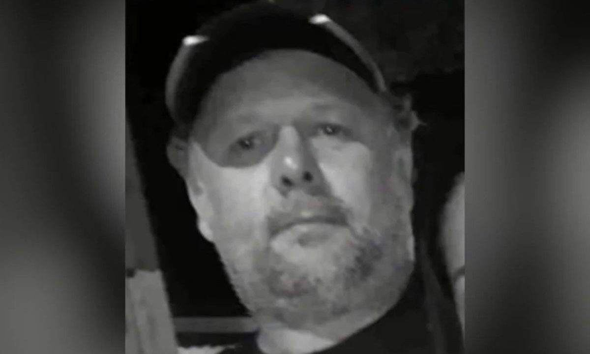 foto preto e branco do homem morto pela mulher. A mulher matou o marido durante uma discussão por causa de internet