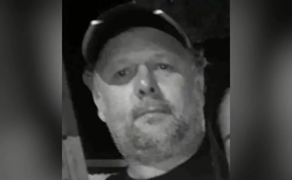 foto preto e branco do homem morto pela mulher. A mulher matou o marido durante uma discussão por causa de internet