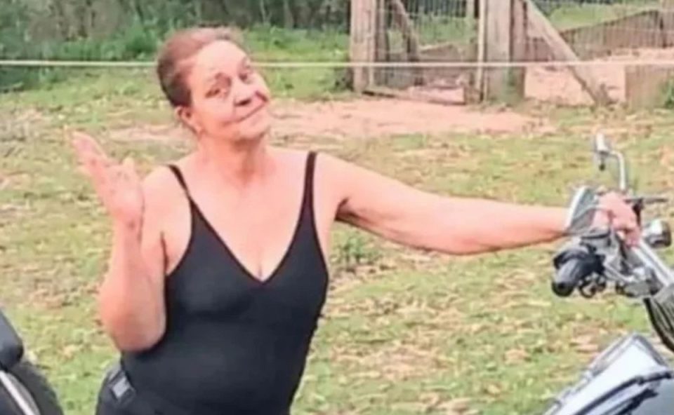 foto da mulher morta pelo ex-genro. na foto ela aparece encostada em uma moto