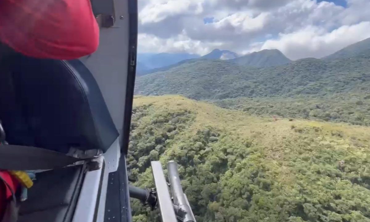 Helicóptero que resgatou mulher no Pico Paraná
