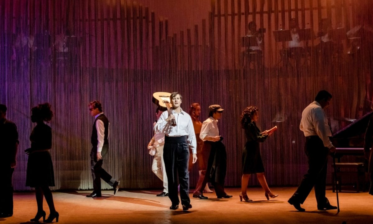 Foto do musical dedicado a Tom Jobim, que chega a Curitiba. Na foto, atores estão sobre o palco.