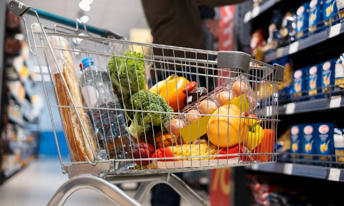 Foto mostra carrinho com compras em supermercado