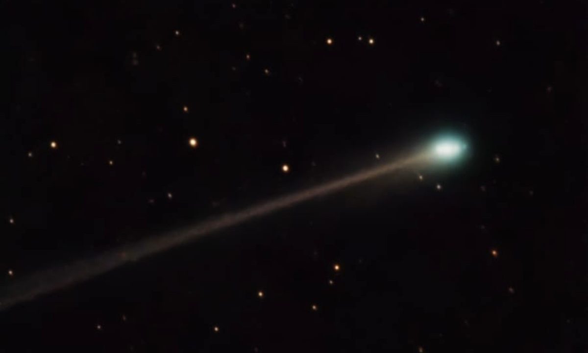 novo cometa C/2025 R3 passando no céu. Ele poderá ser visto novamente na terra