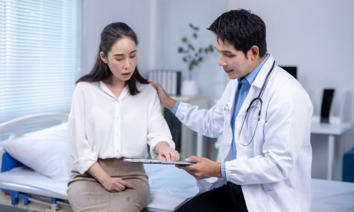 Médico conversa com paciente e mostra informações em prancheta durante consulta em consultório; pacientes tem direitos garantidos com nova lei como a folga para realização de exames
