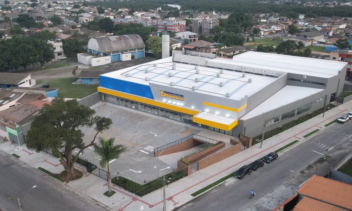 Vista aérea de novo supermercado Bavaresco com estacionamento e estrutura moderna em paranaguá