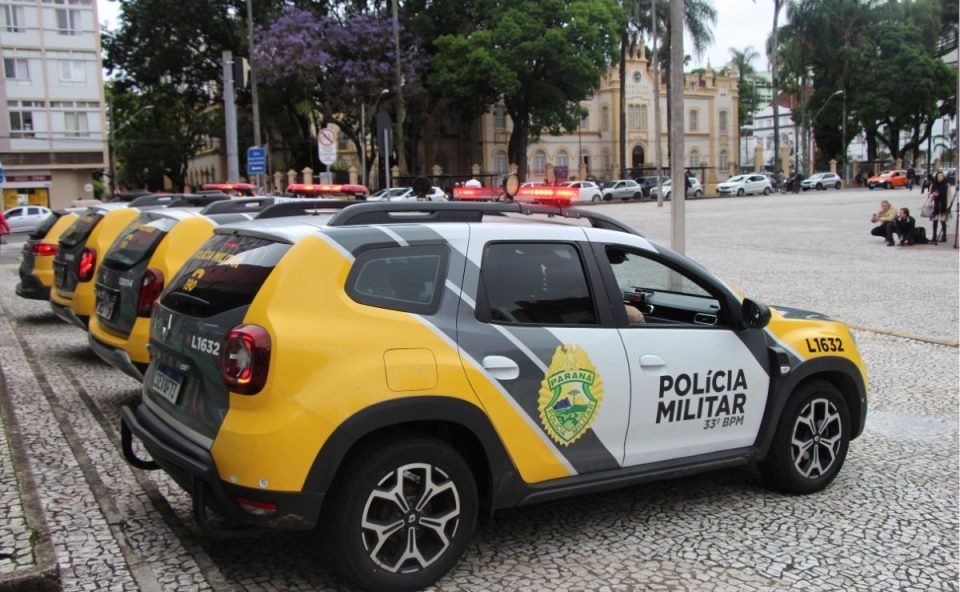 Paraná registra queda de 10% nos homicídios no primeiro trimestre de 2026, segundo dados da Sesp. A imagem mostra viaturas da Polícia Militar do Paraná.