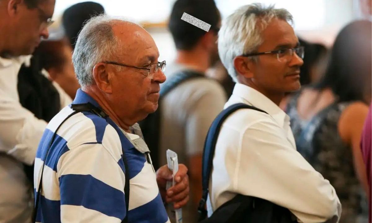 Levantamendo da Nexus diz que o o número de eleitores com mais de 60 anos cresceu 74%. A imagem mostra dosi idosos.