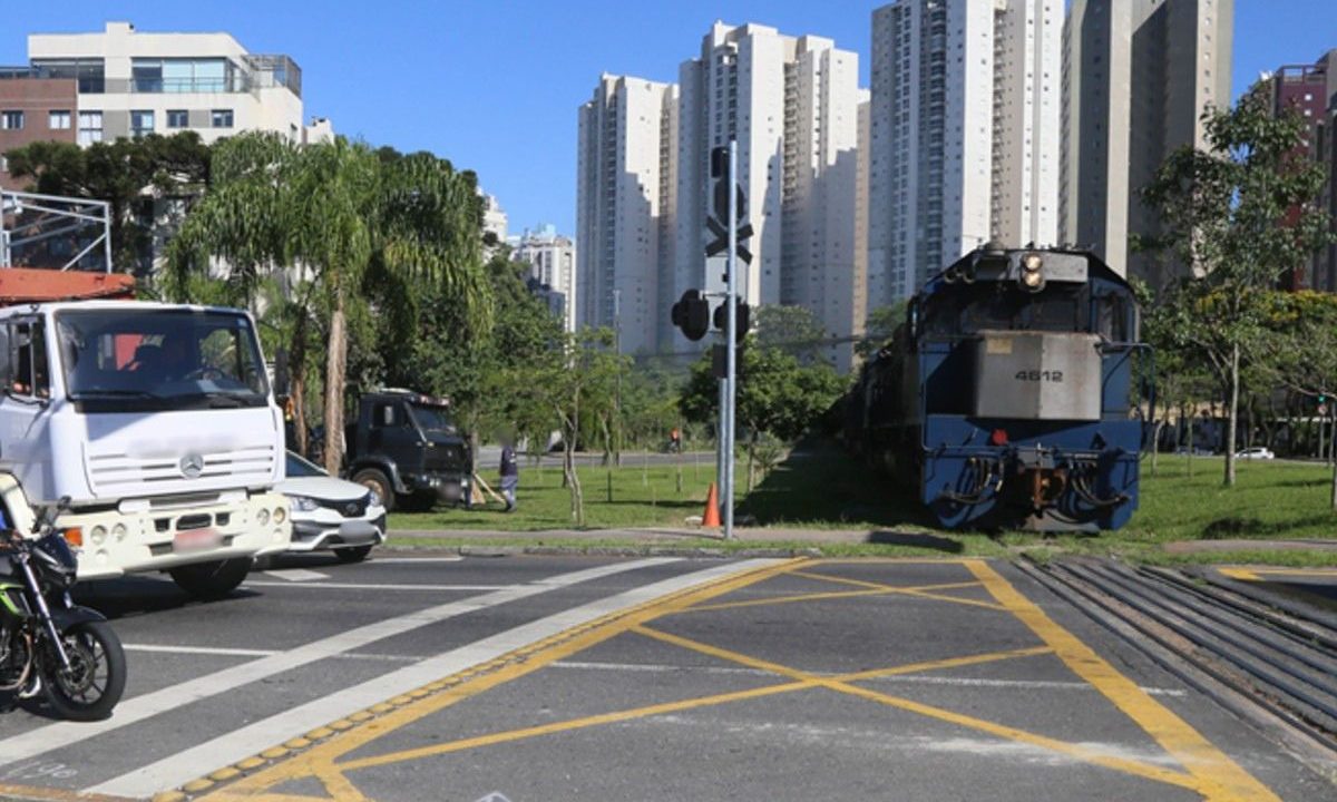 Foto da linha férrea no bairro Barreirinha, em Curitiba, onde será realizar um bloqueio parcial para manutenção emergencial.