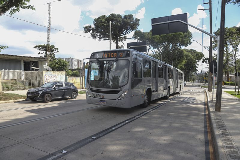 Foto mostra ônibus da linha Inter 2 em Curitiba