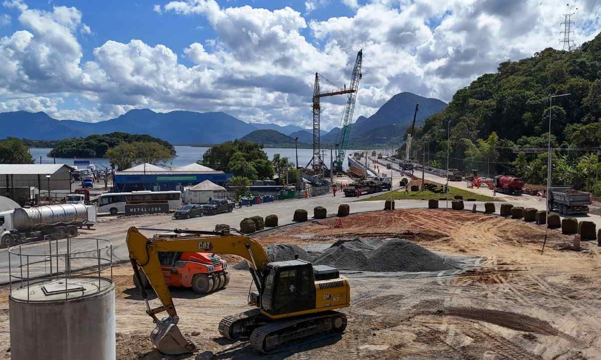 Caminhões e equipes trabalhando em obras na Ponte de Guaratuba
