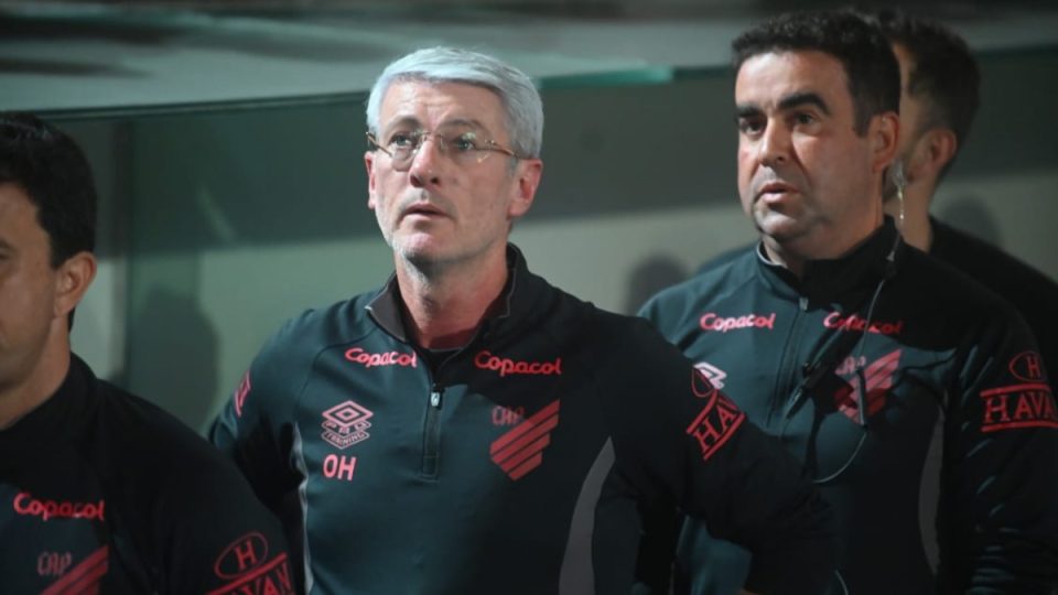 Odair Hellmann, técnico do Athletico, ao lado de auxiliares de pé em respeito ao hino nacional