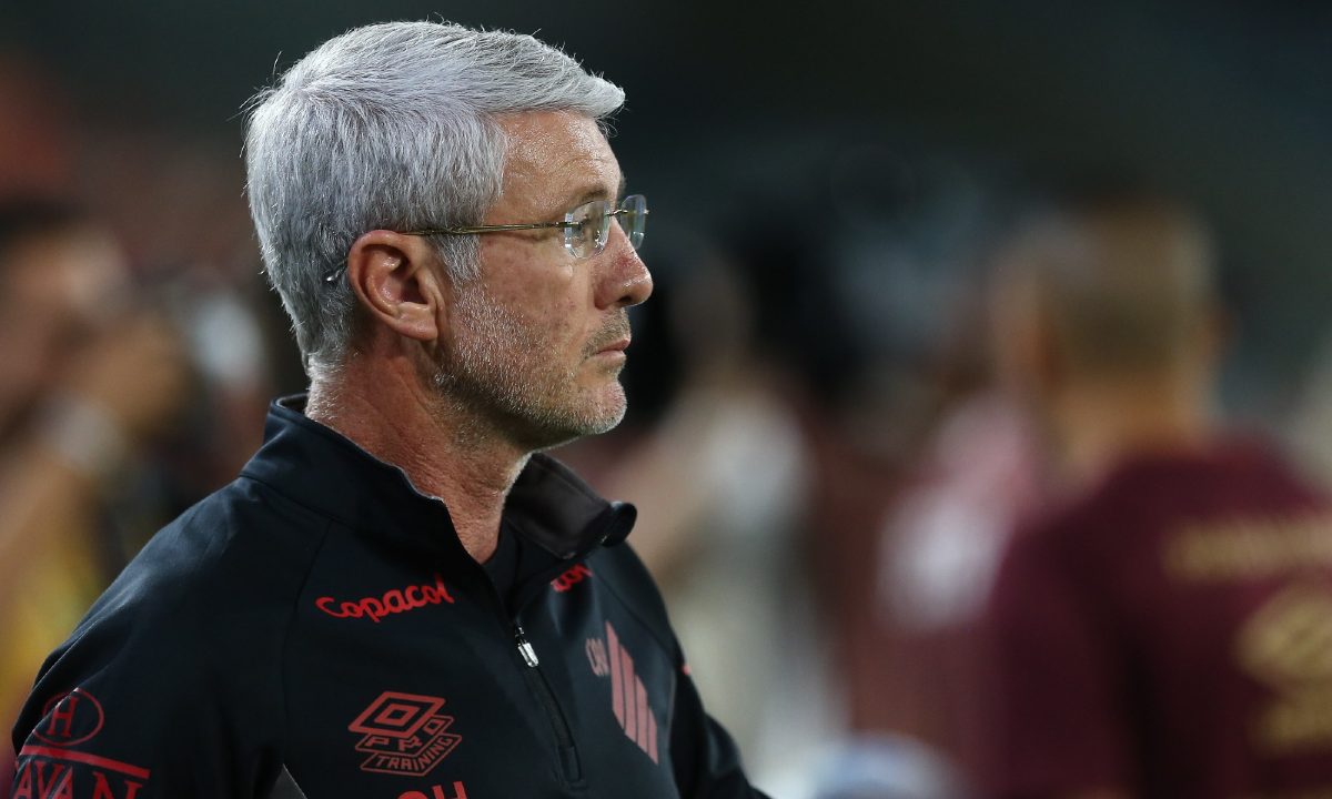 Foto do treinador do Athletico, Odair Helmann. em jogo contra o Vitória pelo Brasileirão