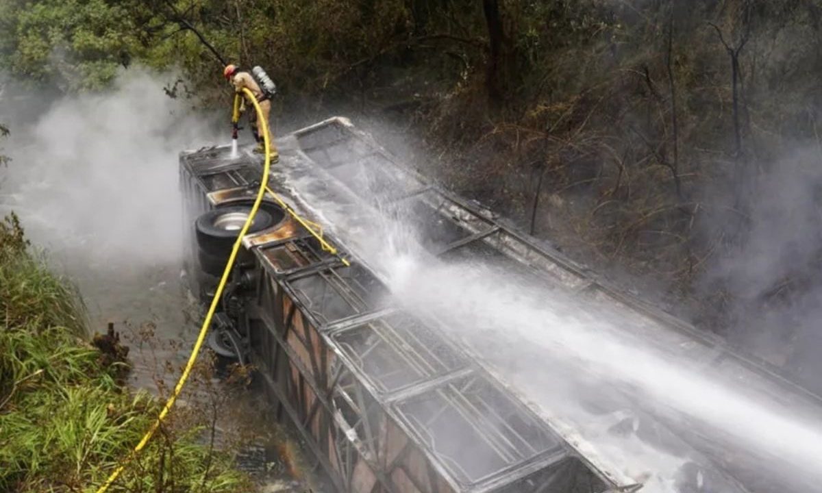 foto do ônibus que despencou da ponte e pegou fogo