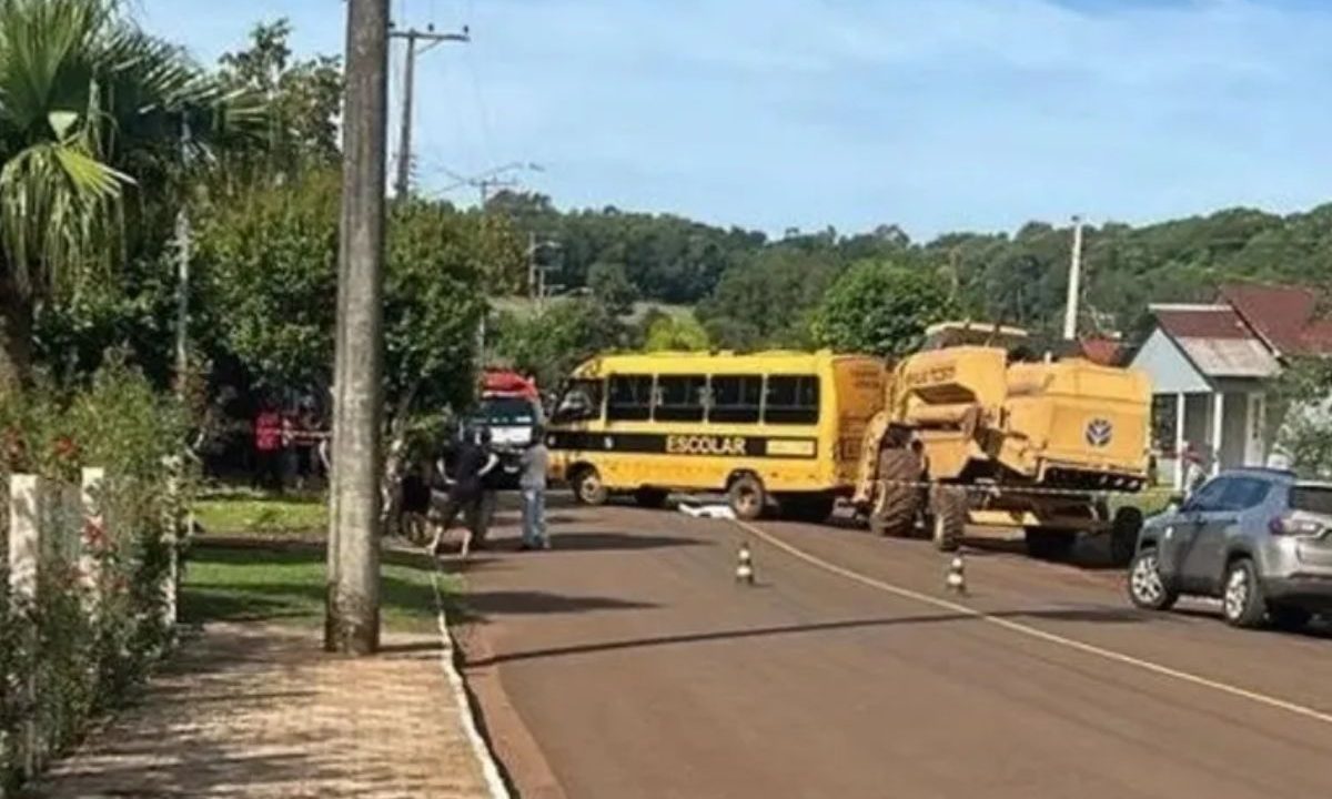 Ônibus escolar parado na rua após matar idoso atropelado
